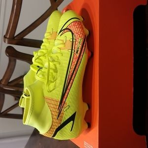 New Nike Soccer Cleats Mens size 6 Womens size 7.5